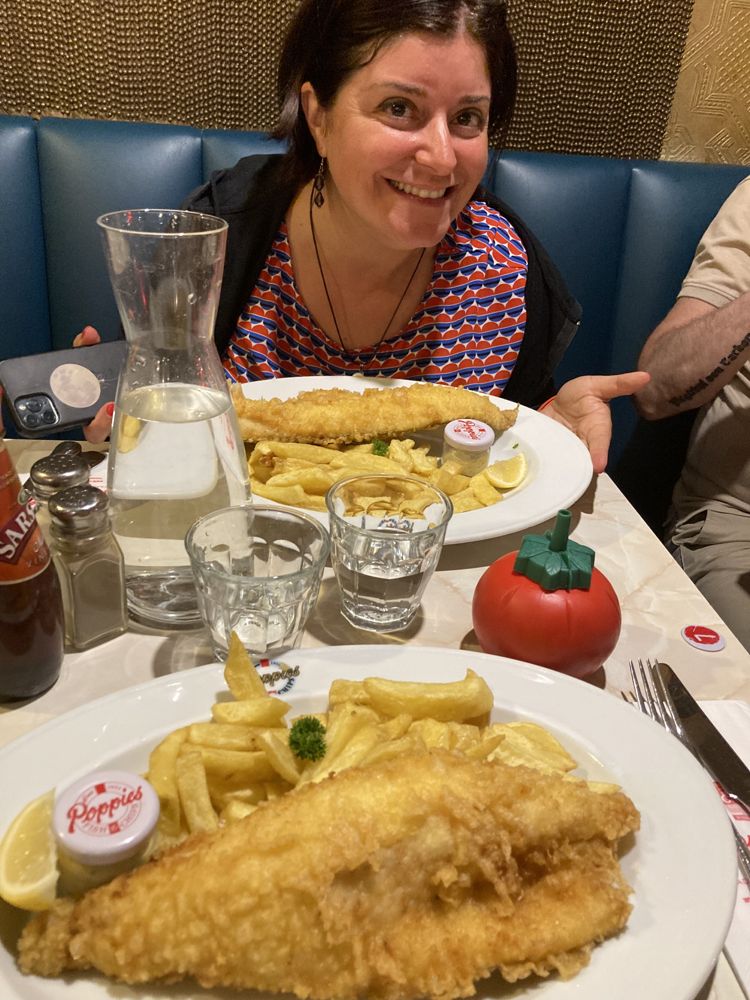 Thumbnail Simona con il fish and chips di the poppies